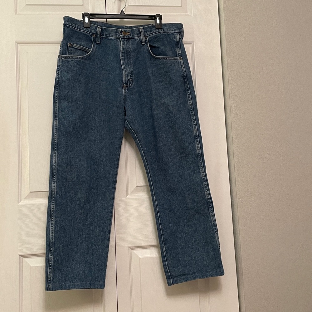 Wrangler Rugged Wear Denim Blue Jeans Great Condition 36 x 26 Inseam Hemmed
